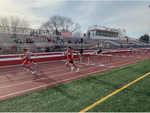 Hinsdale Central barely holds the lead in this 100m hurdle race as it comes to a near end.
